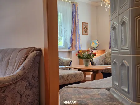 Wohnzimmer mit Kachelofen