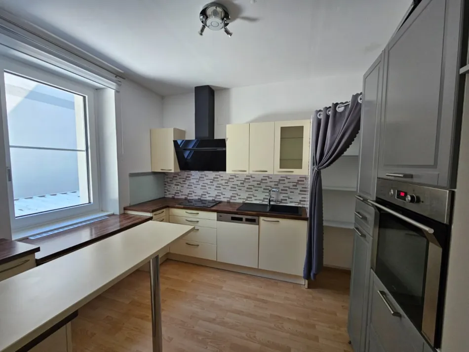 Großzügige 3-Zimmerwohnung mit Balkon, Stellplatz, privater Eingang, Ruhelage - Bild