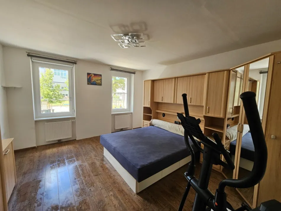 Großzügige 3-Zimmerwohnung mit Balkon, Stellplatz, privater Eingang, Ruhelage - Bild