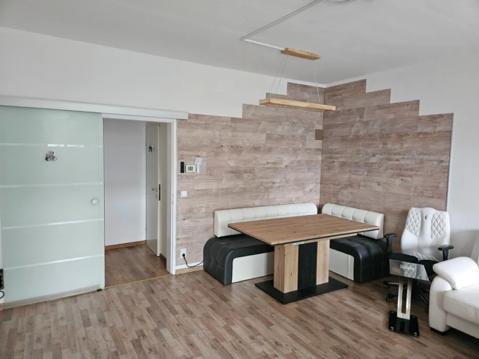 Großzügige 3-Zimmerwohnung mit Balkon, Stellplatz, privater Eingang, Ruhelage - Titelbild