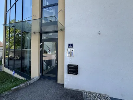 Neuwertiges Wohnen mit Penthouse-Charakter XXL-Traumterrasse & verglasten Sommergarten in einer modernen Wohnanlage Schwanenstadt