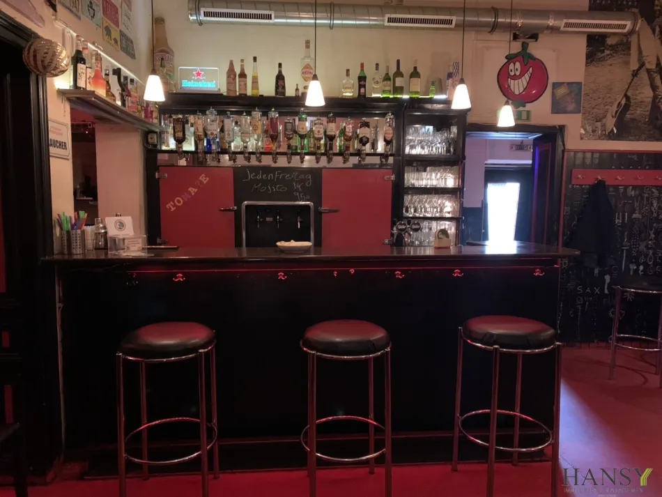 Traditionsreiche Bar in zentraler Lage in Baden - 180 m² Gästebereich, Schanigarten, und viele Stammgäste - Titelbild