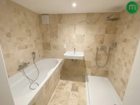 Bad mit Dusche und Wanne