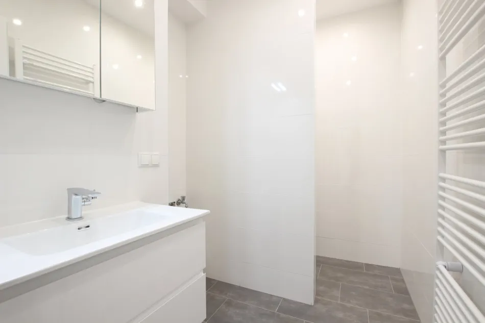 KÜHLUNG, WALK-IN-DUSCHE, EWE-KÜCHE, BAUJAHR 2021, EICHENPARKETT, RUHELAGE KORNEUBURG ZENTRUM!! - Bild
