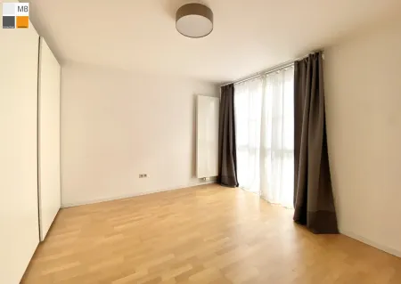 Hell und freundlich, Zimmer 2 mit bodentiefem Fenster