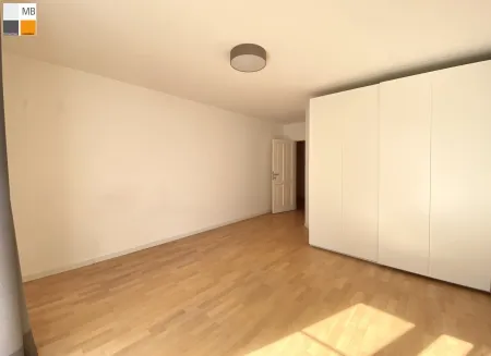 Zimmer 2 mit großem Kleiderschrank