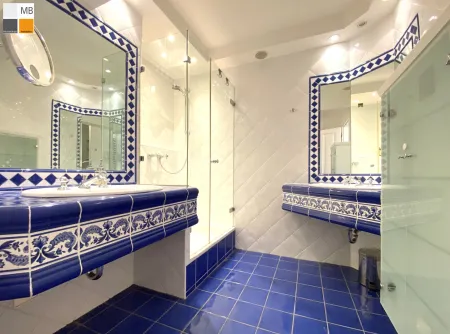 Badezimmer mit 2 Waschbecken und Dusche