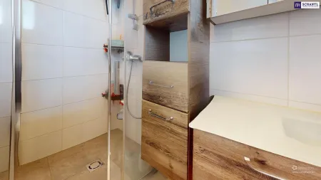 Badezimmer, Dusche und Ablage