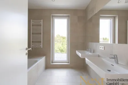 Badezimmer mit Badewanne und Terrassenzugang
