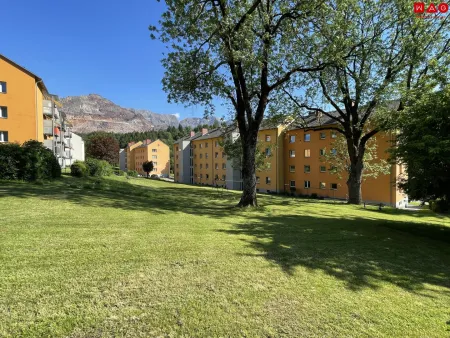 Häuser außen mit Grünanlage