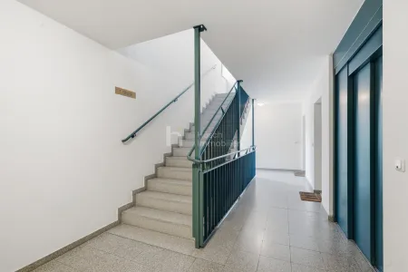 Stiegenhaus mit Personenaufzug
