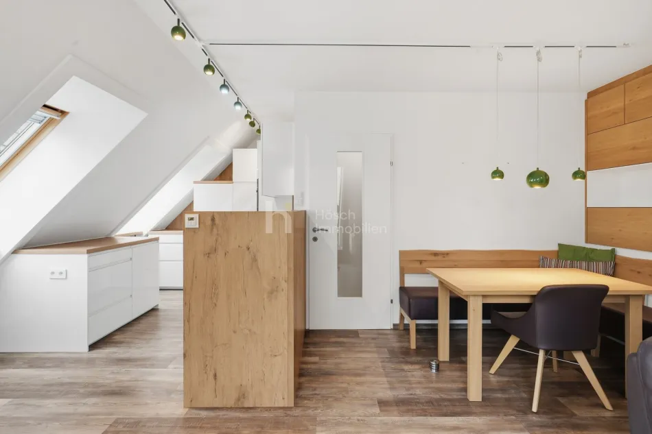 Helle Einbauküche mit Dachfenster