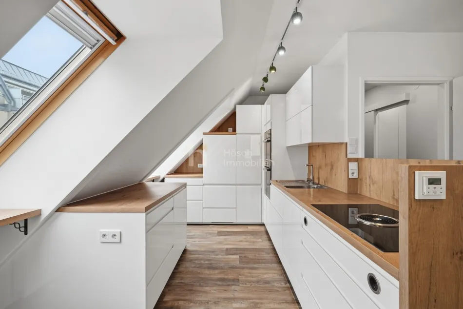 Helle Einbauküche mit Dachfenster
