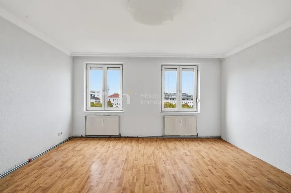Wohnzimmer mit Blick über die Dächer