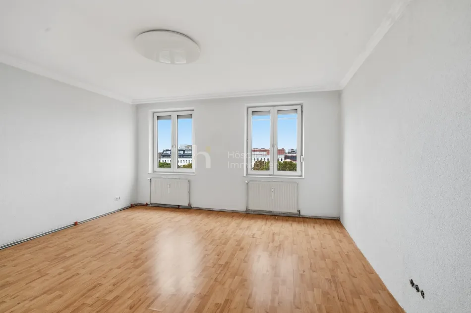 Wohnzimmer mit Blick über die Dächer