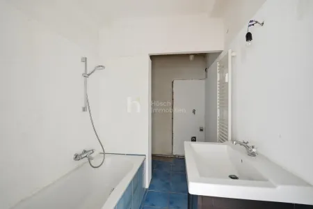 Badezimmer mit Badewanne