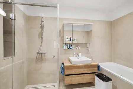 Badezimmer mit Wanne und Dusche