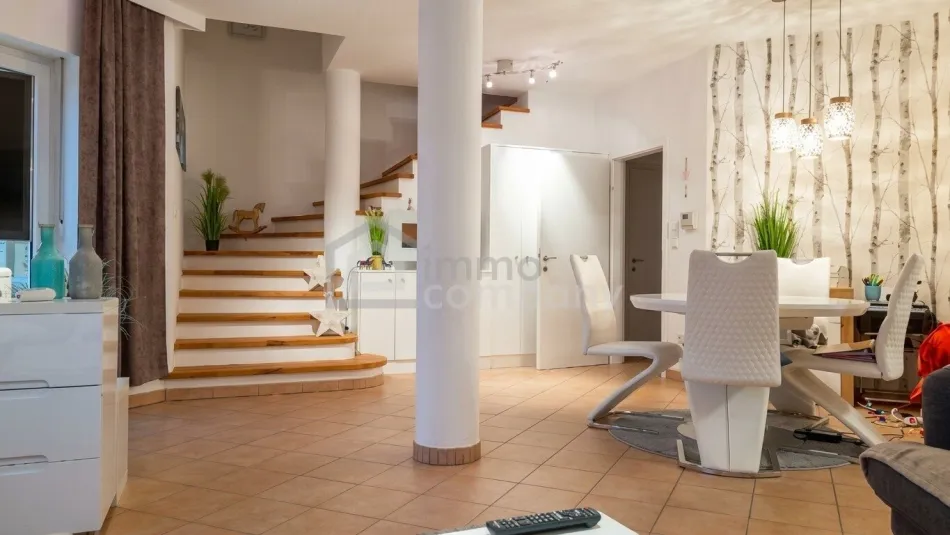Modernes Mehrgenerationenhaus mit Weideland - Titelbild