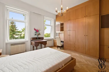 Erdgeschoss: Schlafzimmer mit Blick ins Grüne
