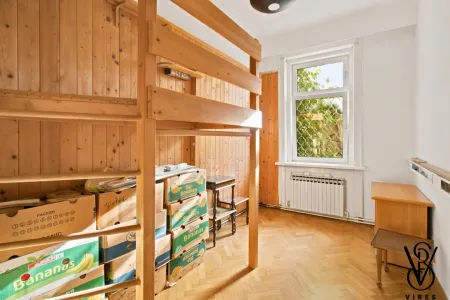 Erdgeschoss: Zimmer mit Hochbett-Einbau