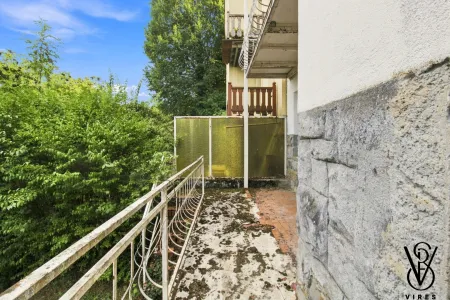 Gartengeschoss: Terrasse mit Natursteinwand