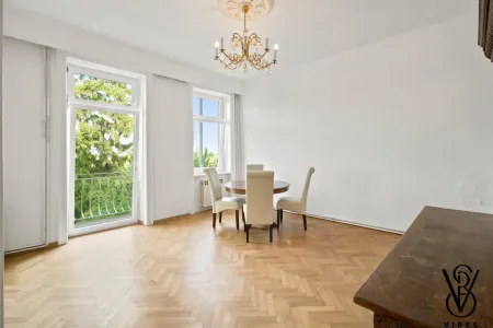 Erdgeschoss: Wohnraum mit Zugang zur Loggia