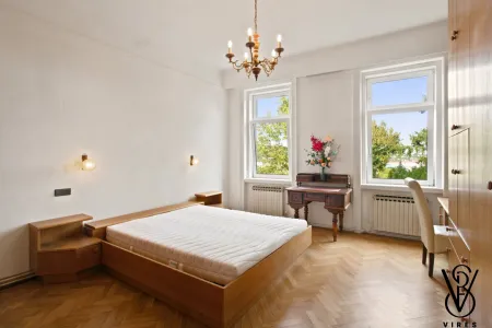 Erdgeschoss: Schlafzimmer mit Einbauschrank