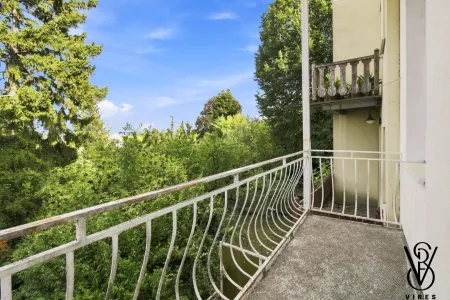 Erdgeschoss: Loggia mit Blick in die Baumkronen