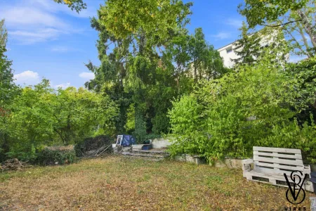 Garten mit Natursteinstufen