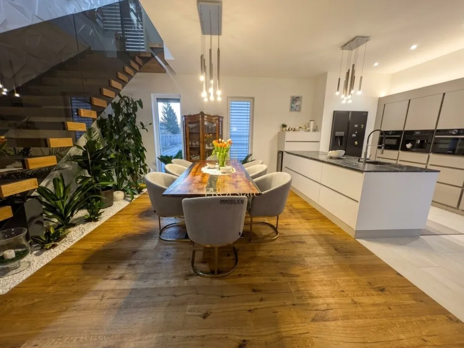 Neuwertiges 5-Zi. Einfamilienhaus in Wels mit Pool, Garten, Terrasse, Klima, Kamin & Garage zu mieten! - Titelbild