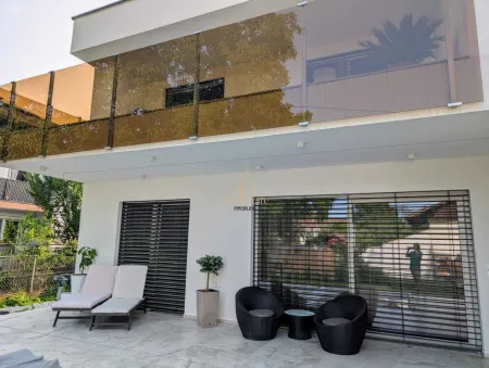 Terrasse und Balkon je 30 m²