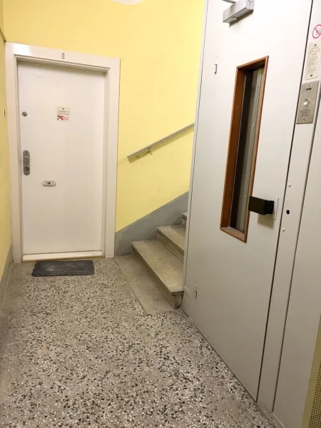 Stiegenhaus mit Lift