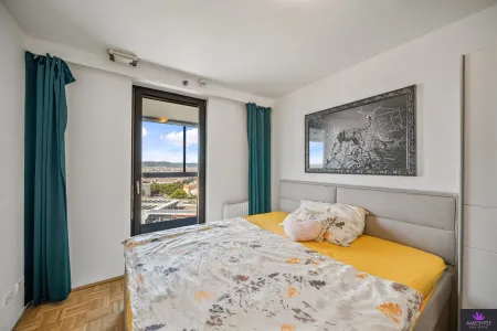 Schlafzimmer mit Weitblick und direktem Zugang zur Panorama-Loggia