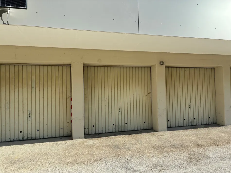 Ihre sichere Garagenbox mit Extra-Platz - Titelbild