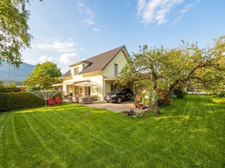Einfamilienhaus mit großem Grundstück in zentraler Lage - Titelbild