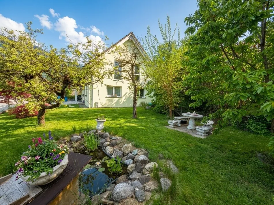 Einfamilienhaus mit großem Grundstück in zentraler Lage - Bild