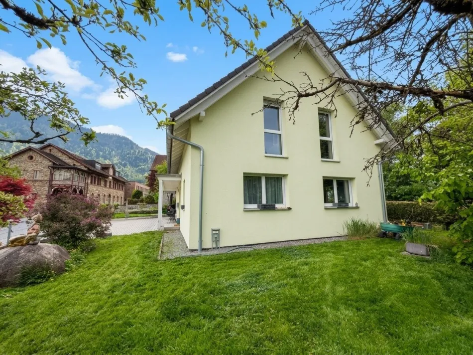Einfamilienhaus mit großem Grundstück in zentraler Lage - Bild