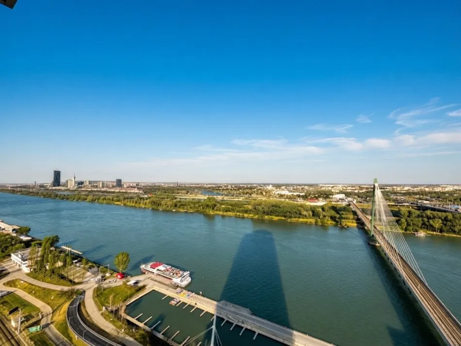 WOHNEN WIE IM HOTEL: 3 ZIMMER MIT viel FREIFLÄCHE & DONAUBLICK - Bild