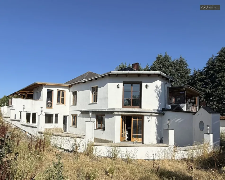 Großzügige Villa mit Einliegerwohnung zum Fertigstellen - Titelbild