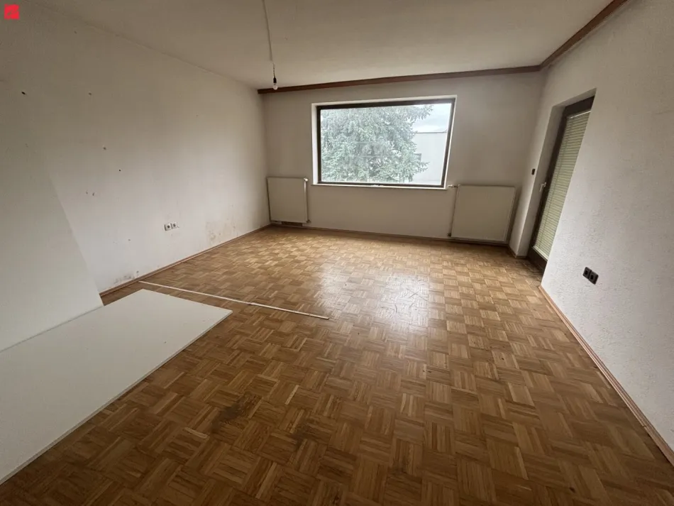 Sanierungsbedürftiges Haus mit Abendsonne - Bild
