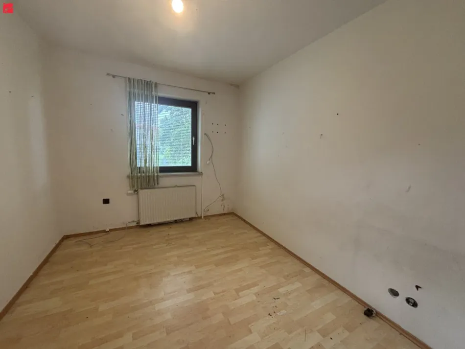 Sanierungsbedürftiges Haus mit Abendsonne - Bild