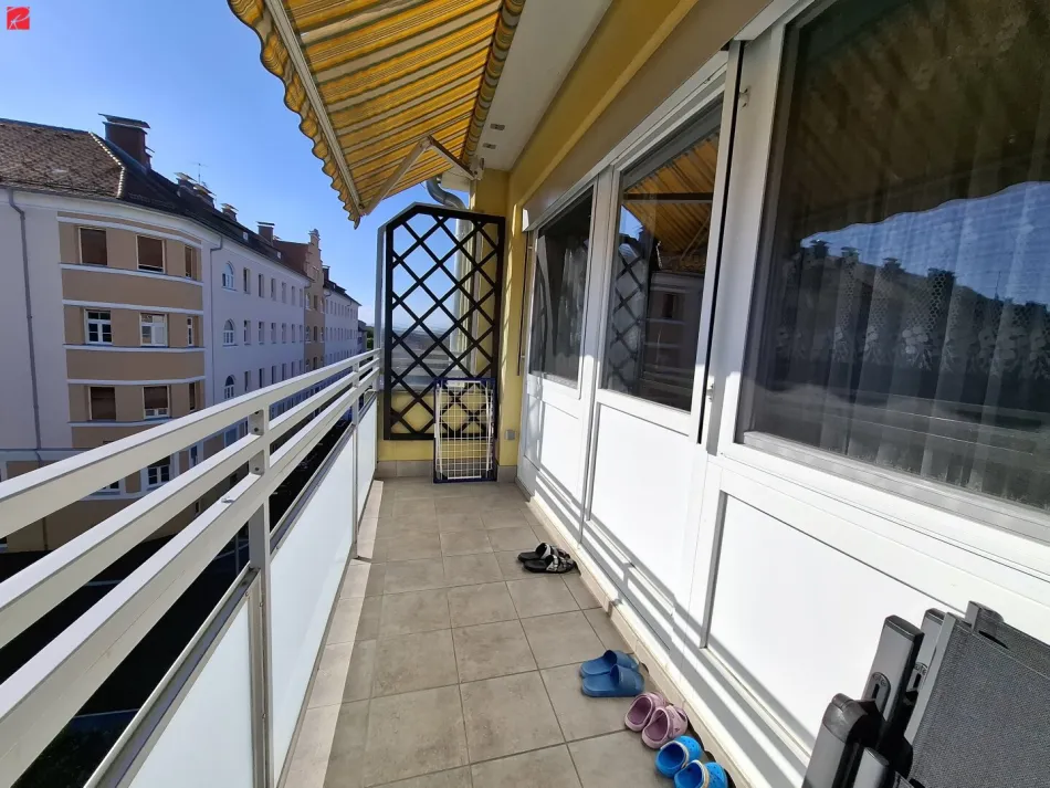 Zentrale Lage, zwei Außenbereiche & eigene Garage. - Bild