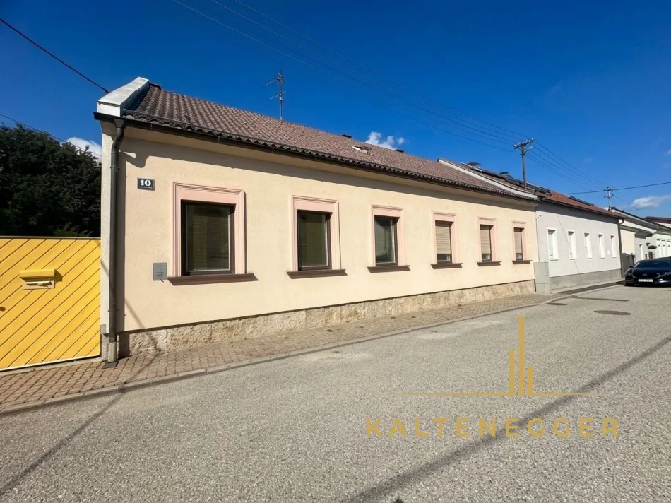Großzügiges Einfamilienhaus mit Garten & Pool in Neunkirchen – Renovierungsbedarf! - Titelbild