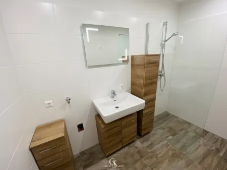 Zeitloses Badezimmer mit bodenebener Dusche