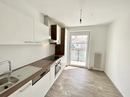 Küchenzeile mit E-Geräten in separatem Zimmer - mit direktem Zugang zum Südost Balkon
