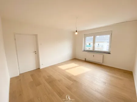 Helles- und großzügiges Schlafzimmer mit Blick ins Grüne