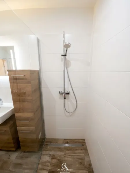 Zeitloses Badezimmer mit bodenebener Dusche