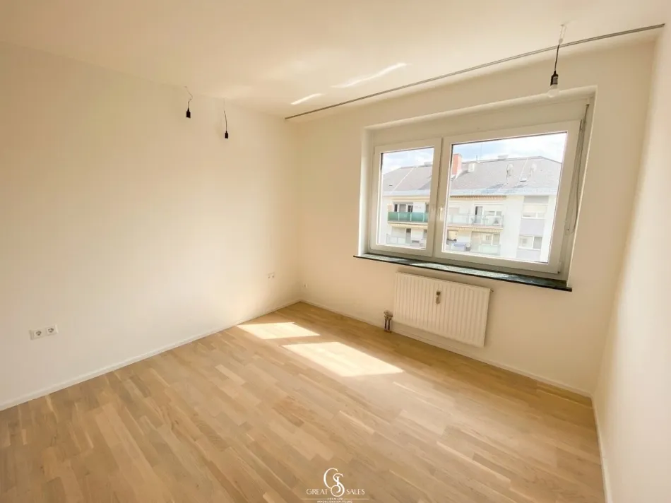 Lichtdurchflutetes Wohnzimmer mit direktem Loggiazugang