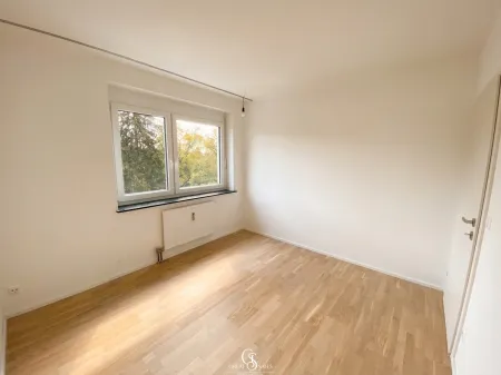 Helles Arbeits/-Kinderzimmer mit Blick ins Grüne
