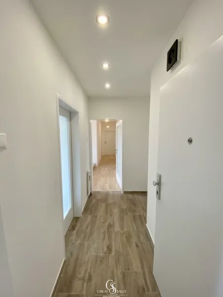 Einladender Eingangsbereich mit Garderobe